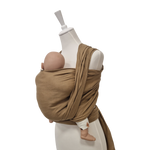 Beige Leinentragetuch STROHGOLD aus 100% Leinen mit Baby getragen auf weißer Schaufensterpuppe
