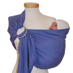 Ringsling Leo Flieder with delicate pattern, ideal for easy carrying.