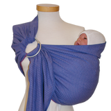 Ringsling Leo Flieder with delicate pattern, ideal for easy carrying.