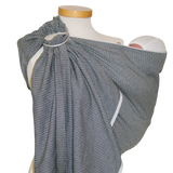 Ringsling Leo Schwarz WeissRingsling LeoRingSling Schwarz-Weiss mit zartem Webmuster

Leicht und schnell anzulegen 
Eine Größe für verschiedene Träger verwendbar
Ideal für kurze Wege und Arbeiten in Haus u