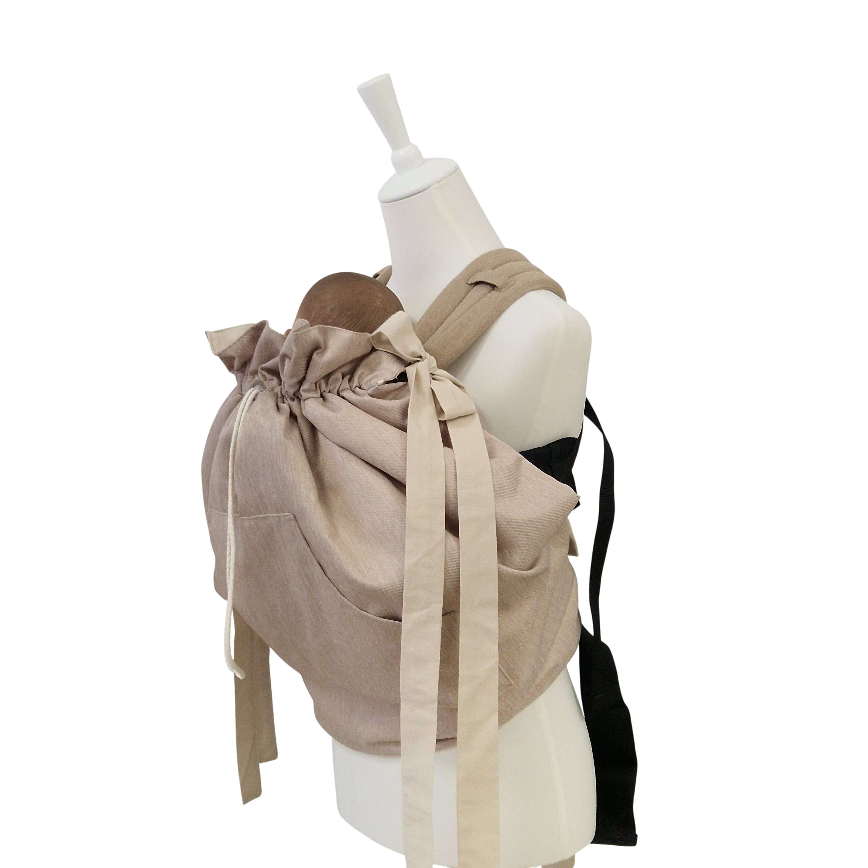 Storchenwiege Tragecover in Beige für kältere Tage mit verstellbaren Zugbändern und atmungsaktivem Material