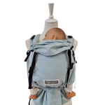 Babycarrier Aqua in hellblau mit gepolsterten Trägern und Sicherungsschnalle, für Neugeborene bis 15 kg geeignet, ergonomische Haltung garantiert