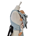 Babycarrier Aqua in Aqua mit gepolsterten Trägern und sicherem Bauchgurt, verstellbarer Steg und integrierte Kopfstütze, für Neugeborene bis 15 kg geeignet, ergonomische Half-Buckle-Babytrage