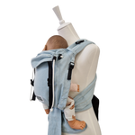 Babycarrier Aqua, verstellbare Half-Buckle-Babytrage in Aqua mit gepolsterten Trägern und Bauchgurt, geeignet von Geburt an bis 15 kg, inklusive Brustgurt für Rückentrageweise, aus 100% Baumwolle.