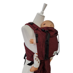 Babycarrier Bordeaux aus Baumwolle mit verstellbarem Steg und gepolsterten Trägern für gesunde Anhock-Spreiz-Haltung