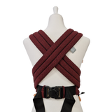 Bordeauxfarbener Babycarrier mit gepolsterten Trägern und verstellbarem Steg für gesunde Anhock-Spreiz-Haltung