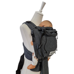 Babycarrier Graphit mit gepolsterten Trägern und verstellbarem Steg für ergonomisches Tragen ab Geburt bis 15 kg