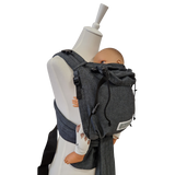 Babycarrier Graphit mit gepolsterten Trägern und verstellbarem Steg für ergonomisches Tragen ab Geburt bis 15 kg