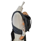 Ergonomische Babytrage Graphit aus Baumwolle mit gepolsterten Gurten und verstellbarem Steg