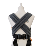 graphitfarbener Babycarrier mit gepolsterten Trägern und Bauchgurt optimal anpassbar