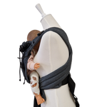 Graphitfarbiger Babycarrier mit gepolsterten Trägern und Bauchgurt, verstellbar ab Geburt, mit Kopfstütze und Brustgurt.