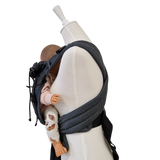 Graphitfarbiger Babycarrier mit gepolsterten Trägern und Bauchgurt, verstellbar ab Geburt, mit Kopfstütze und Brustgurt.