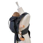 Babycarrier Graphit aus Baumwolle mit gepolsterten Trägern und Bauchgurt für gesunde Babyhaltung ab Geburt