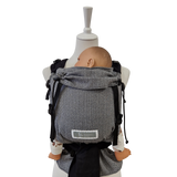 Babycarrier Leo Talemo Leo Schwarz Weiss mit zartem Webmuster und gepolsterten Trägern zur sicheren Babytrage in optimaler Anhock-Spreiz-Haltung
