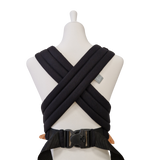 Schwarz-weiße Babytrage Talemo Leo mit gepolsterten Schultergurten und Bauchgurt, verstellbar und für Neugeborene geeignet