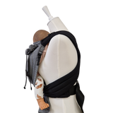 Babycarrier Leo Talemo Leo Schwarz Weiss mit gepolsterten Trägern und Brustgurt für optimale Babyhaltung