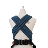 Babycarrier Türkis gepolstert mit Brustgurt und Dreipunkt-Sicherheitsschnalle in Healthy-Haltung