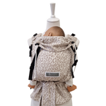 Ergonomische Babytrage ab Geburt mit gepolsterten Schulterträgern und Hüftgurt aus 100 % Baumwolle