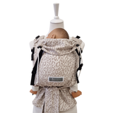 Ergonomische Babytrage ab Geburt mit gepolsterten Schulterträgern und Hüftgurt aus 100 % Baumwolle