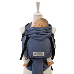 Babycarrier Jeans in Jeans-Optik mit gepolsterten Trägern und verstellbarem Steg für gesunde Anhock-Spreiz-Haltung