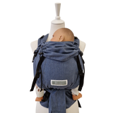 Babycarrier Jeans in Jeans-Optik mit gepolsterten Trägern und verstellbarem Steg für gesunde Anhock-Spreiz-Haltung