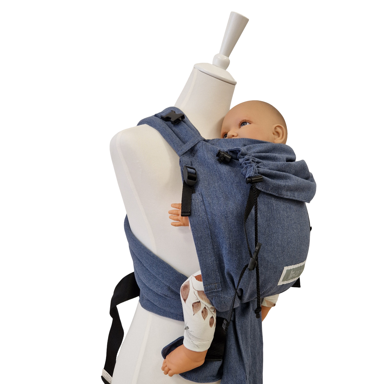Babycarrier Jeans aus Baumwolle in Jeans-Optik mit gepolsterten Trägern und Brustgurt für gesunde Anhock-Spreiz-Haltung bei Neugeborenen.