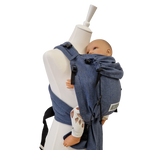 Babycarrier Jeans aus Baumwolle in Jeans-Optik mit gepolsterten Trägern und Brustgurt für gesunde Anhock-Spreiz-Haltung bei Neugeborenen.