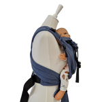 Babycarrier Jeans Babytrage in Jeans-Optik mit gepolsterten Trägern und stufenlos verstellbarem Steg für gesunde Anhock-Spreiz-Haltung