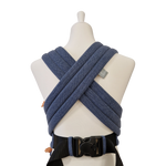 Babycarrier Jeans mit gepolsterten Trägern und Bauchgurt, verstellbar, gesunde Anhock-Spreiz-Haltung, inkl. Brustgurt, in Jeans-Optik.