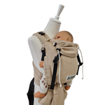 Babycarrier Natur aus 100% Baumwolle in Beige mit gepolsterten Trägern und sicherem Bauchgurt, verstellbar für Babys ab Geburt.