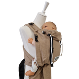 Babycarrier Sand aus 100% Baumwolle mit gepolsterten Trägern und verstellbarem Steg für gesunde Babyhaltung