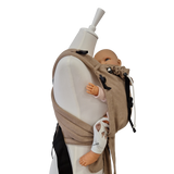 Babycarrier Sand Half-Buckle-Babytrage in Sandfarbe mit gepolsterten Trägern und sicherem Bauchgurt