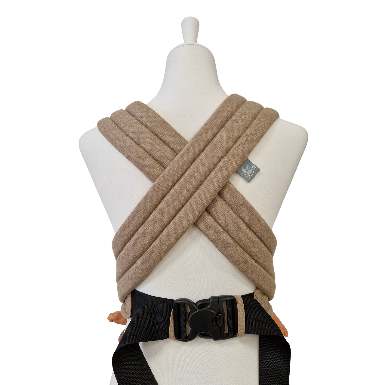 Half-Buckle Babytrage in Sand mit gepolsterten Trägern und Brustgurt für gesunde Anhock-Spreiz-Haltung