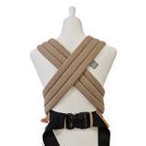 Half-Buckle Babytrage in Sand mit gepolsterten Trägern und Brustgurt für gesunde Anhock-Spreiz-Haltung