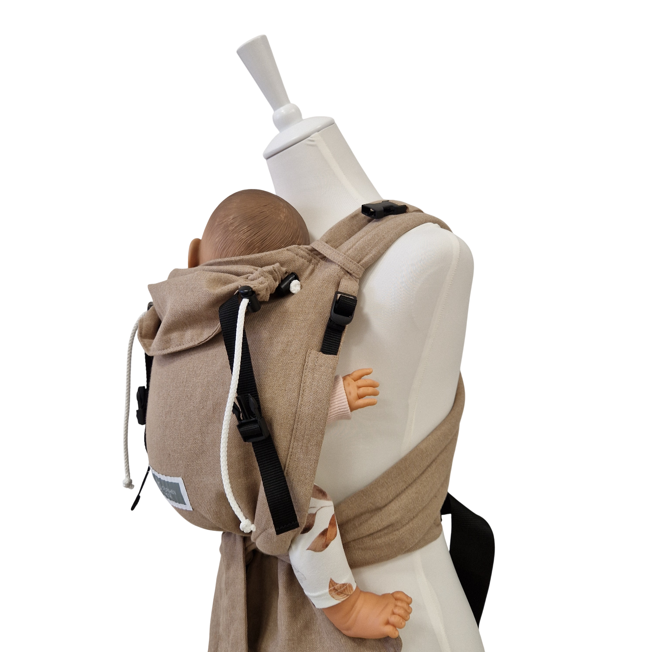 Babycarrier Sand in heller Sandfarbe mit gepolsterten Trägern und Bauchgurt, ergonomisch für Neugeborene und Kleinkinder.