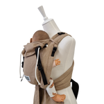Babycarrier Sand in heller Sandfarbe mit gepolsterten Trägern und Bauchgurt, ergonomisch für Neugeborene und Kleinkinder.