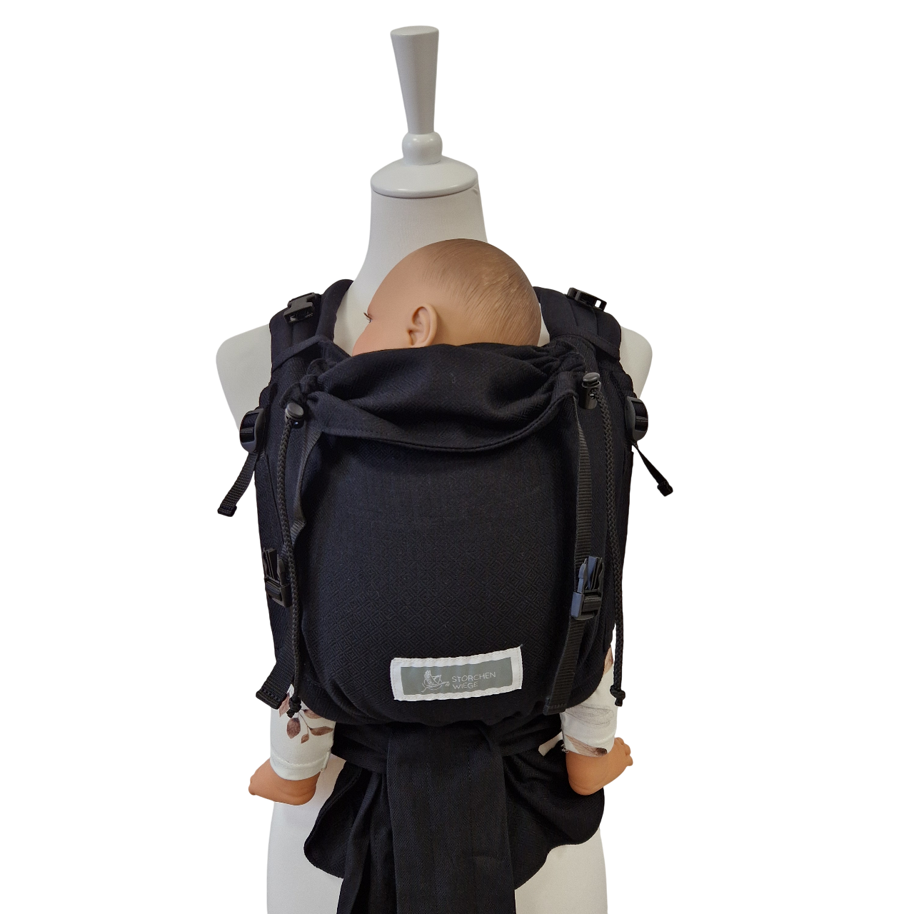 Schwarze Babytrage Leo Schwarz mit gepolsterten Trägern und gesunder Anhock-Spreiz-Haltung für Neugeborene bis 15 kg