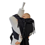 Babytrage Leo Schwarz mit gepolsterten Trägern und Brustgurt für Neugeborene und Kleinkinder