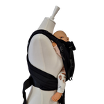 Babytrage Leo Schwarz mit gepolsterten Trägern und Brustgurt für ergonomisches Tragen von Neugeborenen bis 15 kg