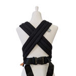Babytrage Leo Schwarz mit gepolsterten Trägern und Bauchgurt, ergonomisch und verstellbar