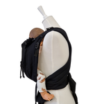 Babytrage Leo Schwarz mit gepolsterten Trägern und Dreipunkt-Sicherheitsschnalle, für Neugeborene bis 15 kg, stufenlos verstellbar mit integriertem Brustgurt und Kopfstütze.