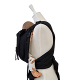 Babytrage Leo Schwarz mit gepolsterten Trägern und Dreipunkt-Sicherheitsschnalle, für Neugeborene bis 15 kg, stufenlos verstellbar mit integriertem Brustgurt und Kopfstütze.