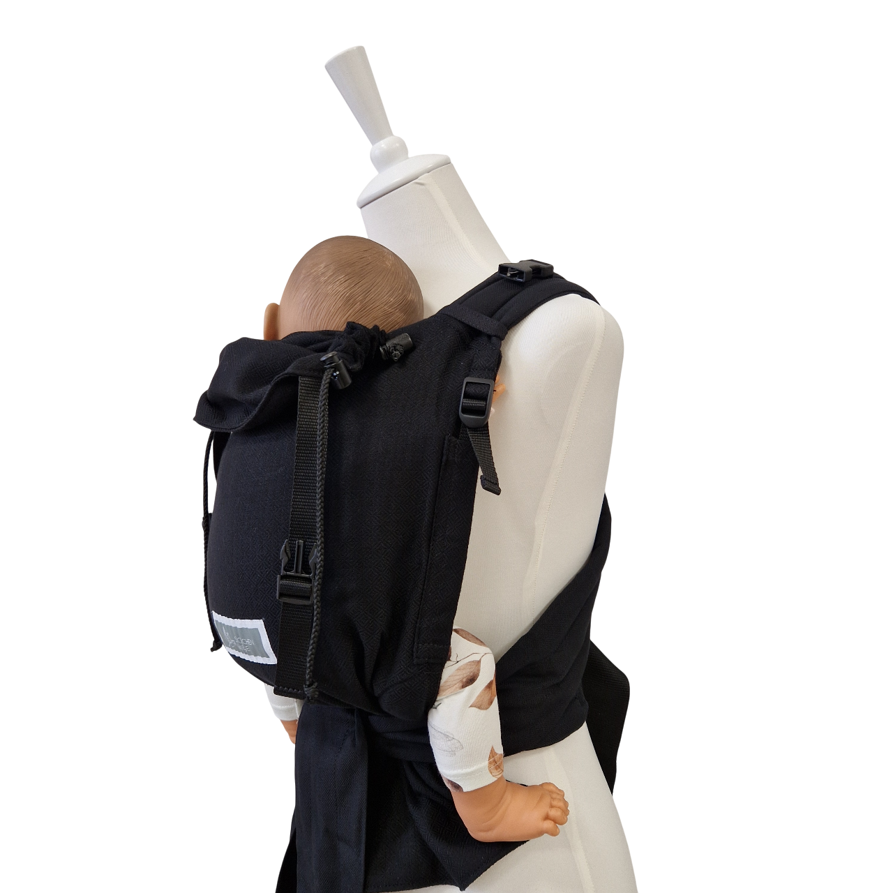 schwarze Babytrage Leo mit gepolsterten Trägern und gesunder Anhock-Spreiz-Haltung