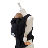 schwarze Babytrage Leo mit gepolsterten Trägern und gesunder Anhock-Spreiz-Haltung