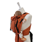 BabyCarrier Terra in Terra Farbe mit gepolsterten Trägern und Brustgurt für gesunde Anhock-Spreiz-Haltung und Neugeborenen-Kopfstütze