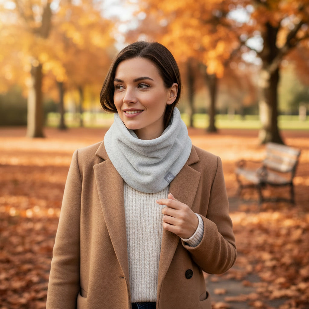 Hellgrauer Storchenwiege Loop aus weichem Valboa-Stoff, warm und kuschelig für kalte Tage