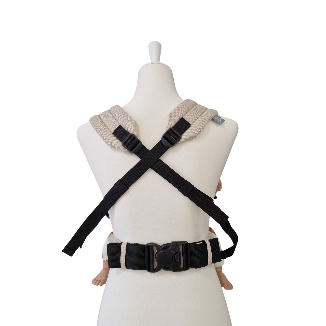 Valeno Mondstein baby carrier with adjustable padded straps, full buckle system, safe waist belt, and ergonomic baby seating position.
