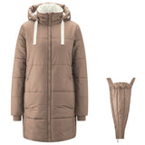 Mamalila Winter-Tragemantel Copenhagen in Taupe aus gestepptem Polyester, mit Kapuze, Reißverschluss und separatem Trageeinsatz.