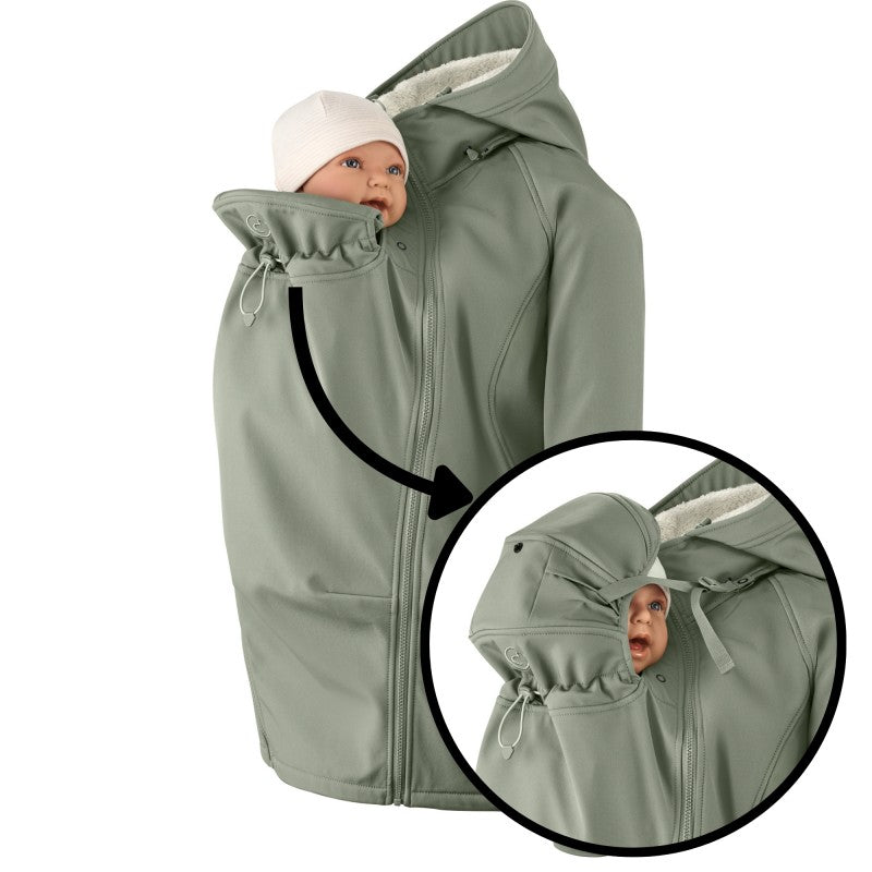 Mamalila Softshell-Tragejacke in mattem Grün mit Kapuze und weichem Fleecefutter, für Babytragen und Umstandsmode geeignet.