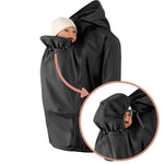 Schwarze Mamalila Softshell-Tragejacke aus wasserdichtem, recyceltem Polyester mit verstellbarer Babytrageöffnung und Kapuze.
